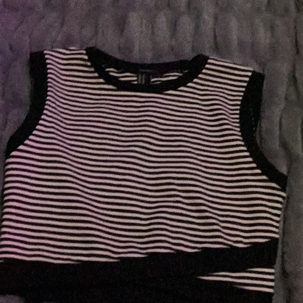 knit top it’s white and black